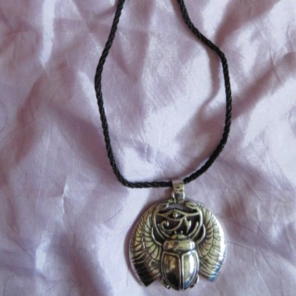 NWOT Egyptian Type SCARAB Pendant Necklace Silver Tone Metal (K225) - Picture 4 of 4